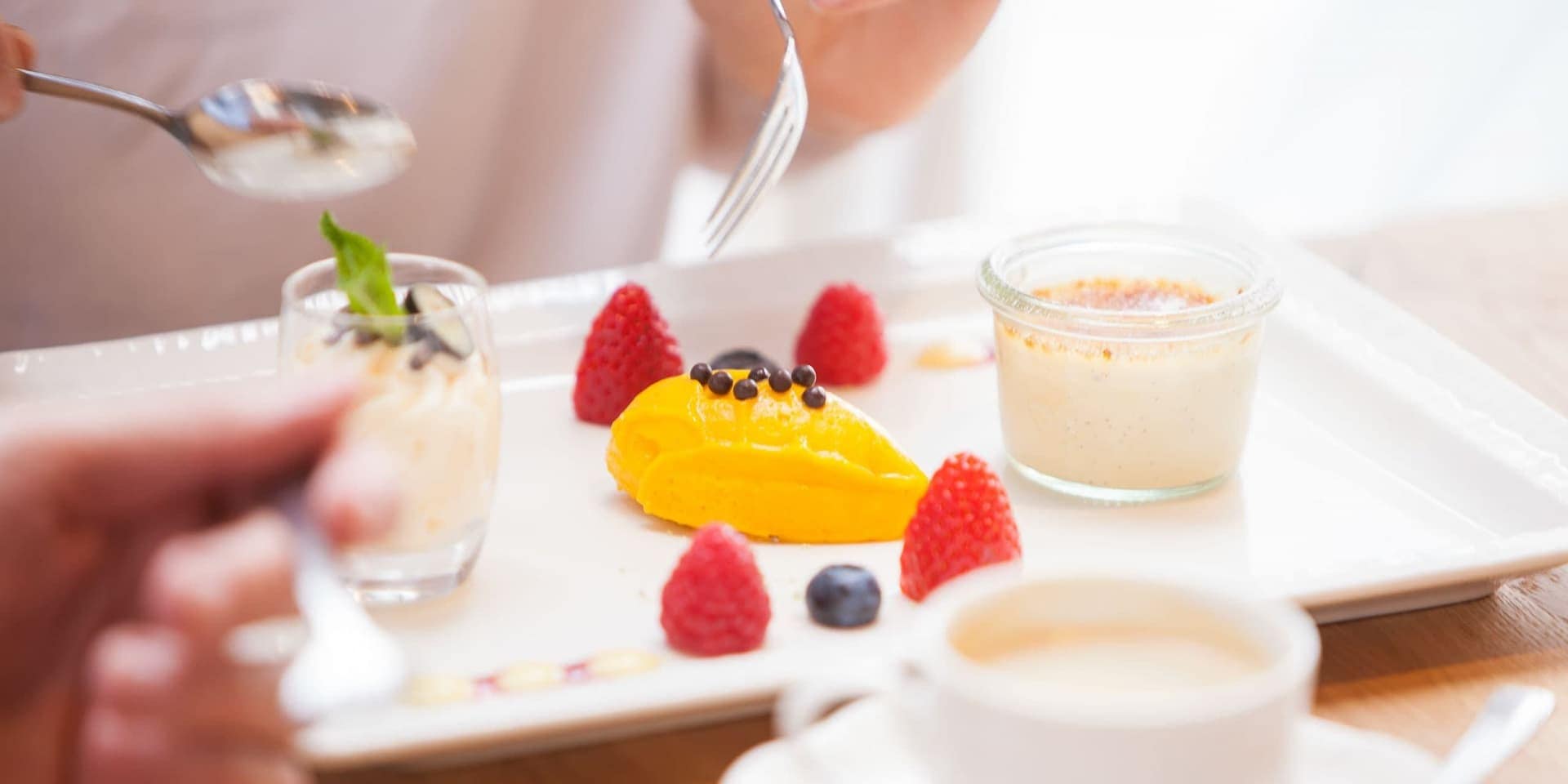 Dessert Variation im Restaurant zwischen Wiesen, Wald und Wolken
