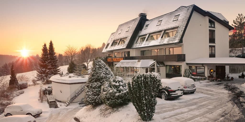 Winter in der Eifel - das Hotel in Schnee gehüllt.