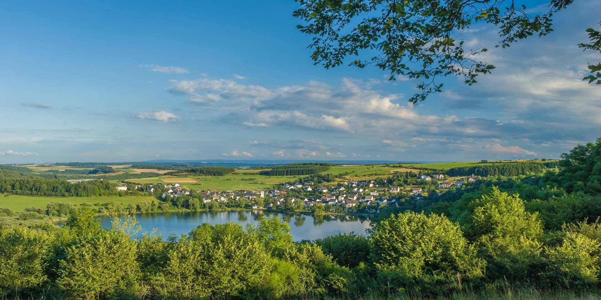 Blick auf Schalkenmehren im Frühjahr