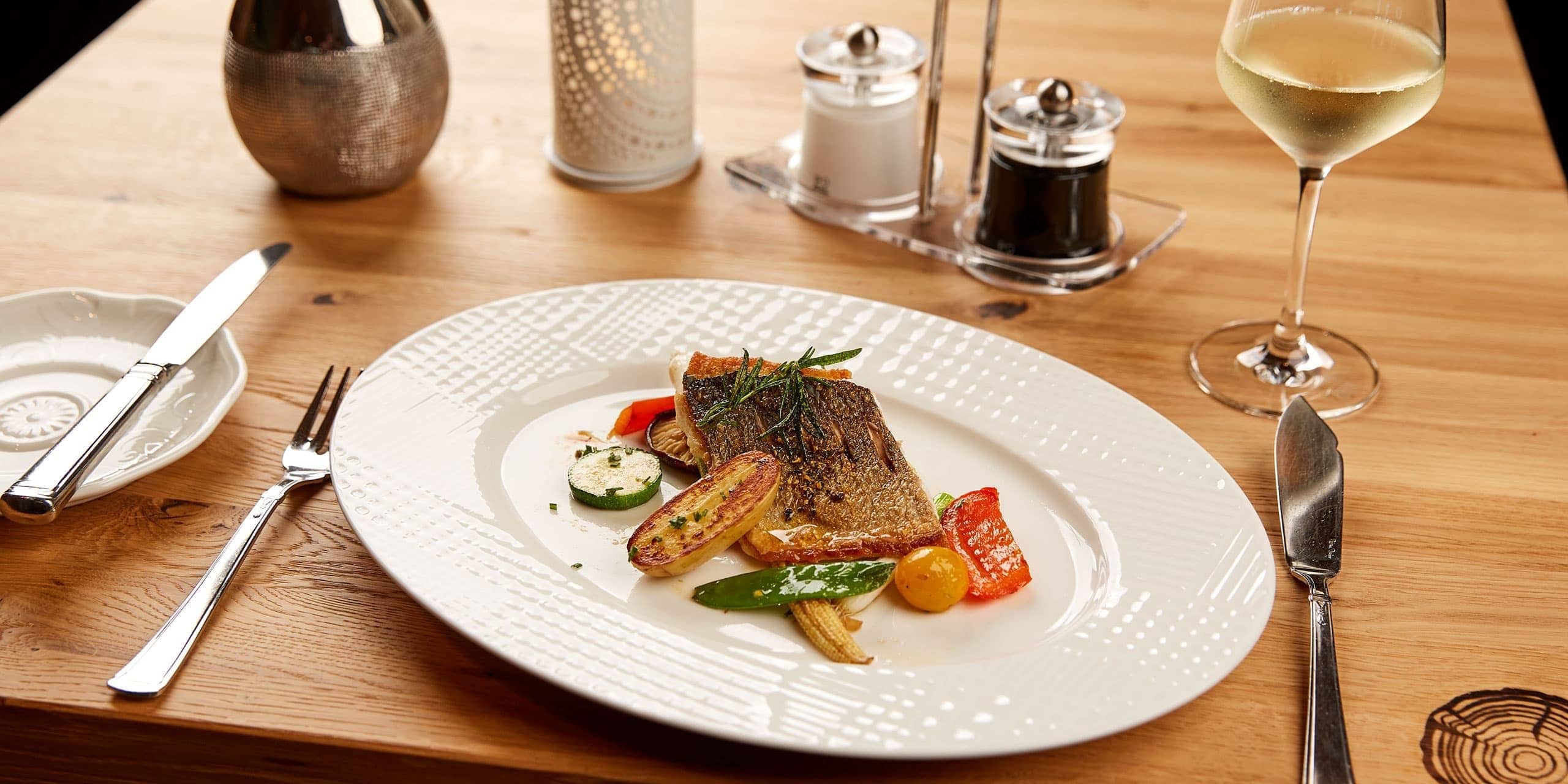 Dorade mit einem Glas Weißwein