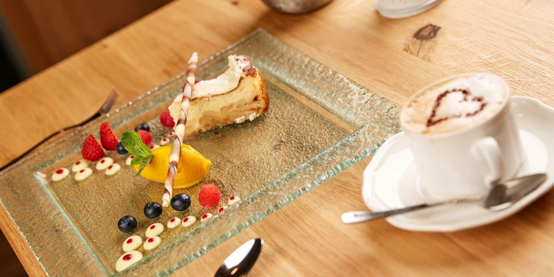 Käsekuchen und Cappuccino