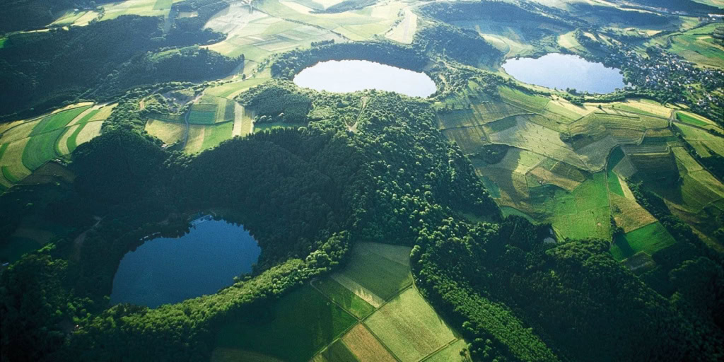 Idyllische Landschaft der Vulkaneifel mit Maaren