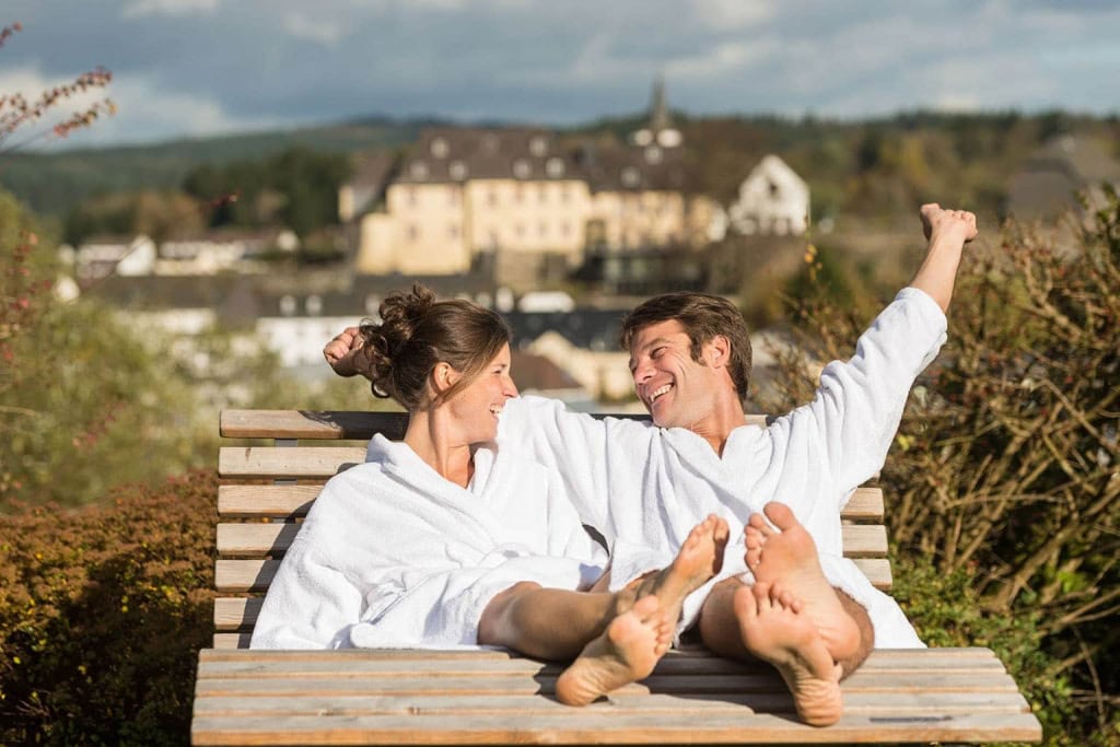 Pärchen entspannend nach Wellness-Anwendung
