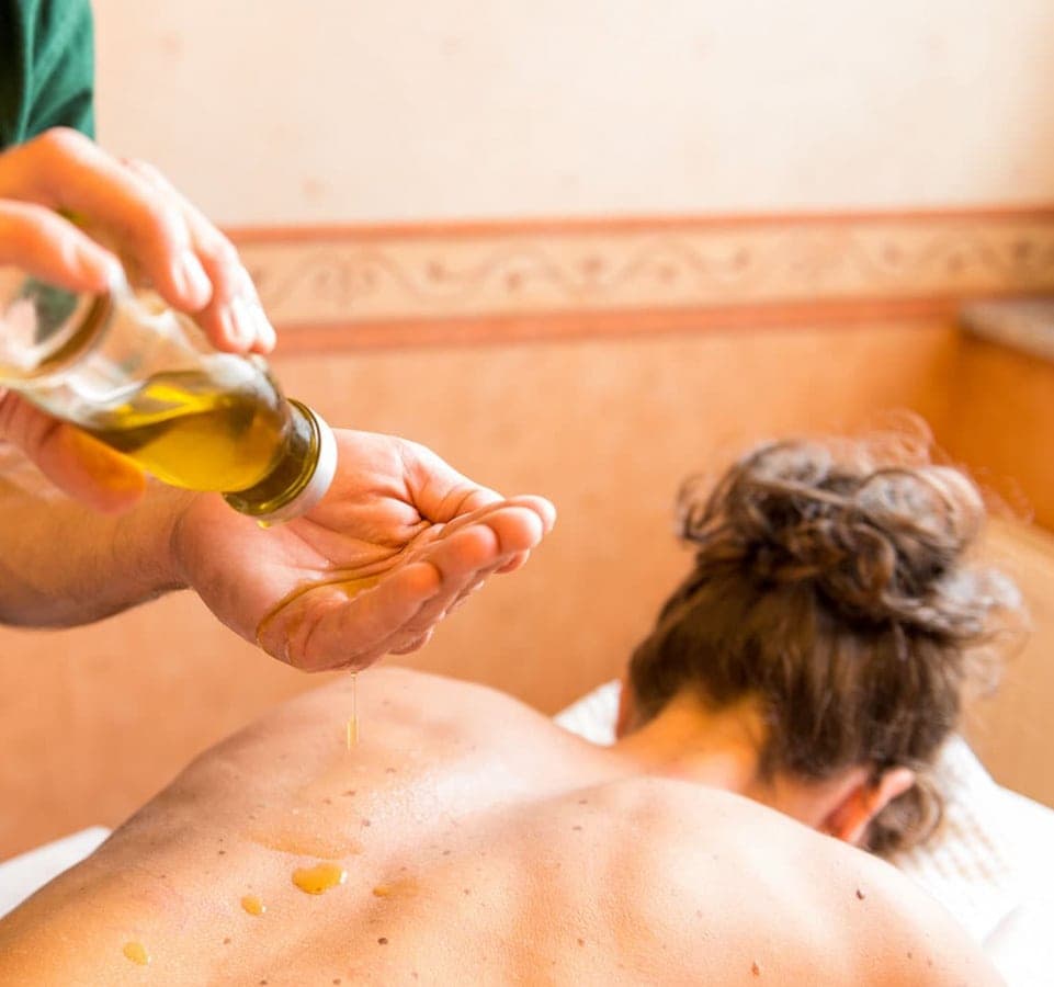 Wellness-Anwendung bei einer Gästin