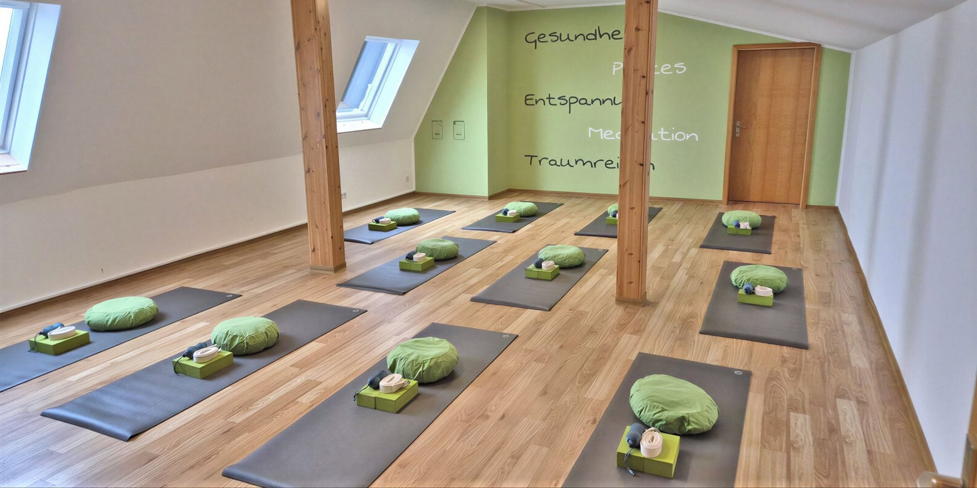 Entspannungsraum im Hotel Panorama Daun mit Yoga Matten, Kissen und ruhiger Atmosphäre für Wellness und Erholung.